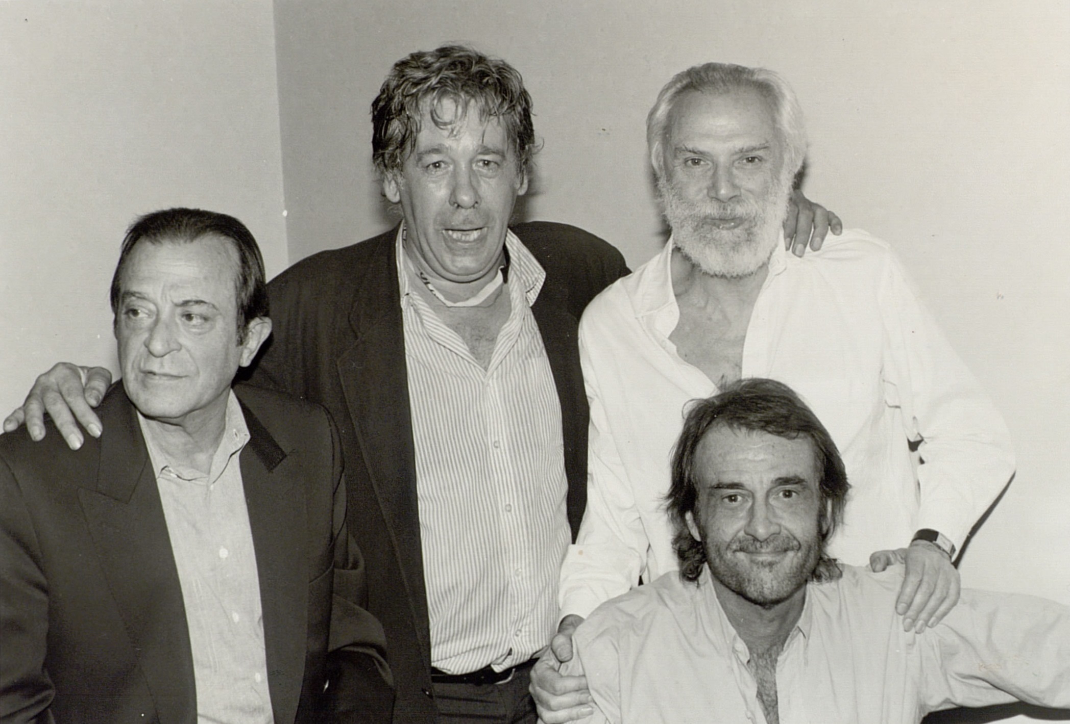	 من اليسار إلى اليمين الشاعر الإسباني خوسيه غوتيسولو، باكو، الشاعر والمغني الفرنسي جورج موستاكي، المغني والشاعر الإسباني لويس آوت