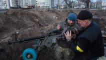 مدنيون أوكرانيون يتطوعون للدفاع عن كييف (Getty)