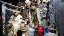 باكستانيون يريدون الحصول على الغاز (علي عارف/فرانس برس)