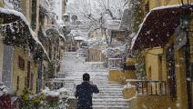 في منطقة بلاكا السياحية الشهيرة أثناء تساقط الثلوج بغزارة في أثينا اليوم.