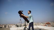 فلسطيني يصنع تلسكوبا في غزة (عبد الحكيم أبو رياش)