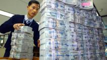 البنوك الآسيوية تواصل تخزين الدولارات تحسباً للحظر