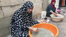 تنظيف الزعتر من الشوائب (العربي الجديد)
