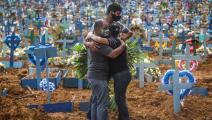يبكون أحد ضحايا كورونا في البرازيل (أندريه كويلو/ Getty)