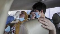 أخذ مسحات لمصريين داخل سياراتهم بمركز اختبار كورونا بجامعة عين شمس (Getty)