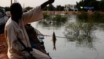 سودانيون يمارسون هواية الصيد على النيل رغم الفيضان (العربي الجديد)