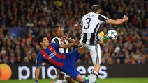 BARCELONA, SPAIN - APRIL 19: Luis Suarez of Barcelona attempts to volley the ball as Giorgio Chiellini of Juventus attempts to stop him during the UEFA Champions League Quarter Final second leg match between FC Barcelona and Juventus at Camp Nou on April 19, 2017 in Barcelona, Spain. (Photo by Matthias Hangst/Bongarts/Getty Images)