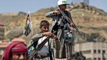 طفلان يُقاتلان مع الحوثيّين