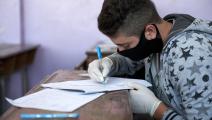 تلميذ سوري خلال إجرائه الامتحانات (كرم المصري/ Getty)