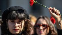محتجة على العنف ضد المرأة في رومانيا (دانييل ميخاليشكو/ فرانس برس)