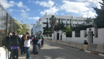 جزائريون عالقون في تونس يحتجون أمام سفارة بلادهم (فيسبوك)