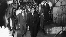 بطل الملاكمة محمد علي في زيارة لمصنع الحديد والصلب في يونيو 1964 (Getty)