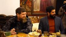 الممثل التركي بوراك أوزجيفيت (يمين) والرئيس الشيشاني رمضان قادروف (تويتر)