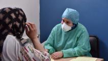 طبيبة ومريضة في مستشفى في تونس (الجديدي وسيم/ Getty)
