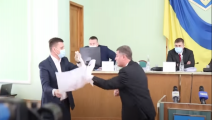 مشاجرة عنيفة في برلمان أوكرانيا بسبب علم روسيا- يوتيوب
