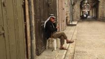 رجل فلسطيني في نابلس وسط كورونا (نضال اشتية/ الأناضول)