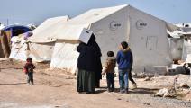 مساعدات في مخيم نازحين في سورية (ساهر الحجي/ الأناضول)