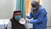 حصل على اللقاح مع بدء تطعيم كبار السن في الأردن (Getty)