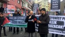 (الباحث التركي كوتلو دانا يلقي كلمة في تظاهرة تضامناً مع فلسطين أمام القنصلية الأميركية بإسطنبول)