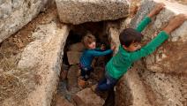 أطفال سوريين يلعبون بمخيم النزوح (عبد العزيز كيتاز/فرانس برس)