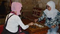  فتاتان تلعبان الداما في الديوان (العربي الجديد)