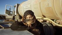 فتاة تنتظر وصول المياه في إحدى المناطق الصحراوية بالجزائر/فرانس برس