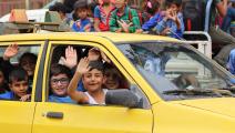 سيارة تنقل عدداً كبيراً من الطلاب دفعة واحدة (أحمد المحمد/ فرانس برس)