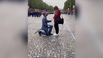 جندي فرنسي يطلب الزواج من صديقته في الشانزليزيه- تويتر