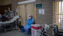 عاملة صحية وكورونا في جنوب أفريقيا (ميشيل سباتاري/ فرانس برس)