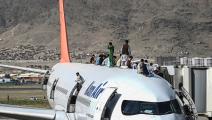 أفغان وطائرة في مطار كابول (وكيل كوهسار/ فرانس برس)