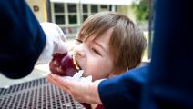 إجبار طفلة على أكل تفاحة في مدرسة بكاليفورنيا(سارة ريجيفيرتز/ Getty)