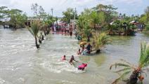 فيضانات وسط إعصار أمفان في بنغلادش (Getty)