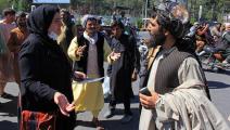 أفغانيات يتظاهرن في هرات وعناصر من حركة طالبان (فرانس برس)