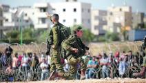 وحدة إسرائيلية تراقب منطقة السياج الفاصل بين جنين والداخل المحتل (ناصر اشتيه/ Getty)
