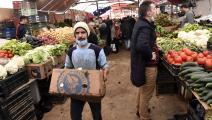 جزائريون يتسوقون في ساحة باب الوادي بالعاصمة (فرانس برس)