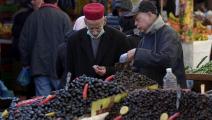 تونسيون في سوق في العاصمة (فتحي بلعيد/فرانس برس)