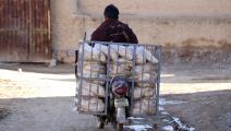 يبيع الخبز لكسب الرزق (محمد نوري/ الأناضول)