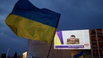 أشخاص يحملون لافتات وأعلام خلال خطاب الرئيس الأوكراني فولوديمير زيلينسكي في الكنيست/ تل أبيب/الأناضول