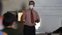 يشرف متطوعون على التعليم في إدلب (محمد عبدالله / الأناضول)