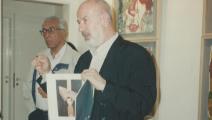 مروان قصّاب باشي خلال معرض له، ربيع 1994، وإلى جانبه عبد الرحمن منيف (غاليري أتاسي)