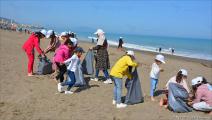 الأطفال يشاركون الكبار في تنظيف شواطئ الجزائر (العربي الجديد)