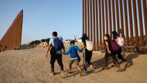 مهاجرون غير نظاميين عند حدود الولايات المتحدة الأميركية (ماريو تاما/ Getty)