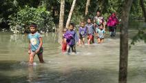 أطفال في بنغلادش وسط الفيضانات (سيد محمدور رحمن/ Getty)
