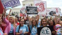 تحرك احتفالي مناهض للإجهاض في الولايات المتحدة الأميركية بعد إعلان المحكمة الأميركية العليا إلغاء الحق الدستوري في الإجهاض (أوليفييه دولييري/ فرانس برس)