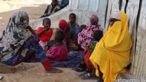 عائلات صومالية داخل مخيم نازحين (العربي الجديد)