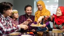 عائلة مسلمة مائدة إفطار في رمضان (جاسمين مردان/ Getty)