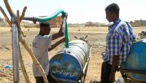 تعبئة مياه في السودان وسط الاشتبكات المسلحة (فرانس برس)
