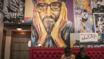 خوليو كورتازر و"لعبة الحجلة" في لوحة بمقهى في بوينس آيرس، 2020 (Getty)