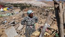 مغاربة وبيوت مدمرة في زلزال المغرب (فتحي بلعيد/ فرانس برس)
