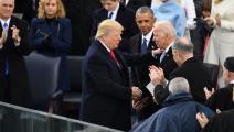 مصافحة بين ترامب وبايدن في يوم تنصيب الأول رئيساً، 20 يناير 2017 (جوناثان نيوتون/Getty)